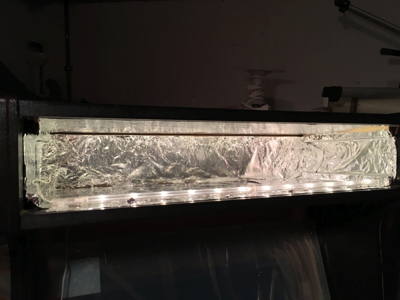 Hohlraum hinter Marquee mit Aluminium-Folie augekleidet und LED-Leiste montiert